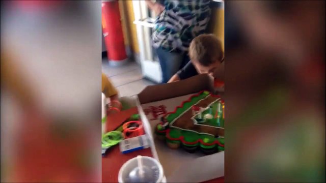 Une drole de façon de souffler ses bougies d'anniversaire... Morve!!!