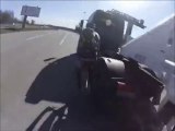 Un camion percute un cycliste à pleine vitesse et l'écrase presque. Chute violente