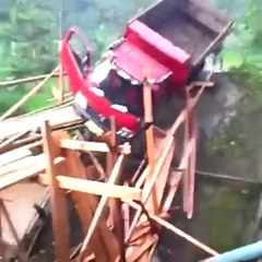 J'te dis ça passe... le pont est solide! FAIL