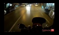 Otomobil ve motosiklet sürücüsü trafikte tekme tokat kavga etti