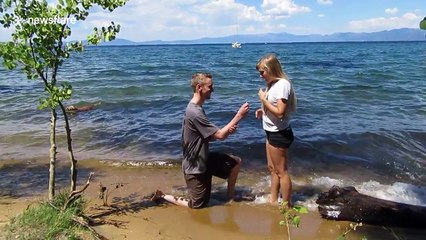 Man surprises girlfriend with proposal while taking photo