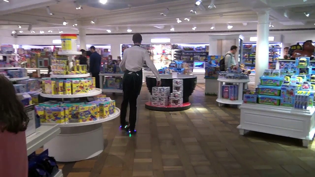 QUEL EST LE MIEUX À VOTRE AVIS  HARRODS OU HAMLEYS POUR LES JOUETS  • Studio Bubble Tea-_liODOB89-U