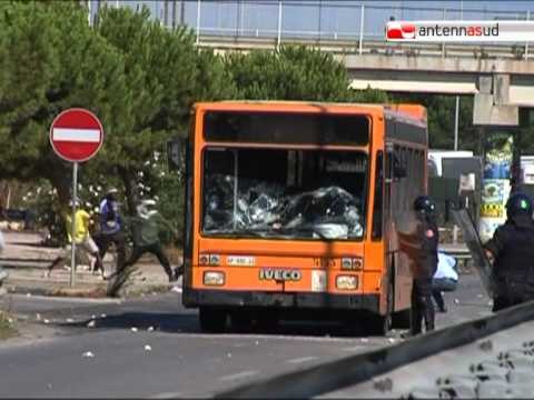 TG 01.08.11 Manifestano i migranti del CARA, sassaiola contro poliziotti e giornalisti - La cronaca