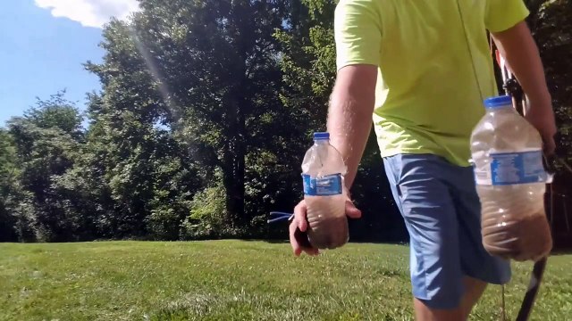 Trick shot avec un arc et deux bouteilles