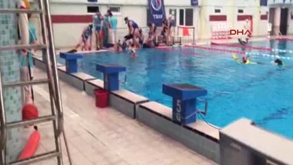 Antalya Uygun Havuz Olmayınca Denizde Antrenman Yapıyorlar