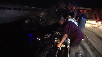 Düzce Tem'de Yoldan Çıkan Tır Köprüde Asılı Kaldı