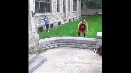 Tu crois qu'il n'est pas fait pour le Parkour... Tu te trompes