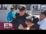 Policía municipal del Edomex somete a niño y lo toma por el cuello / Excélsior