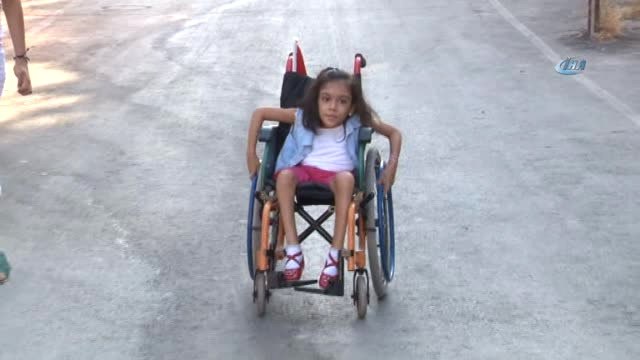 Okuma Yazmayı Sosyal Medyadan Öğrenen Bedensel Engelli Elif, İstiklal Marşını Ezbere Okuyor