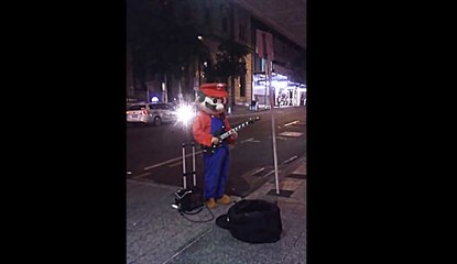 Il joue le thème de SUPER MARIO déguisé en MARIO
