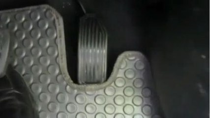 Un tapis de sol cause un accident de voiture