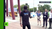 Neymar, nouvel ambassadeur de Handicap International, jongle avec un ballon sur la « Broken Chair»