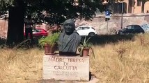 Besimtari duke u falur prapa bustit të Nënë Terezës në Romë