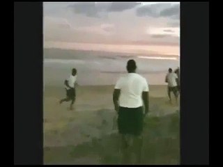 Macky Sall joue au football ? la plage de popenguine