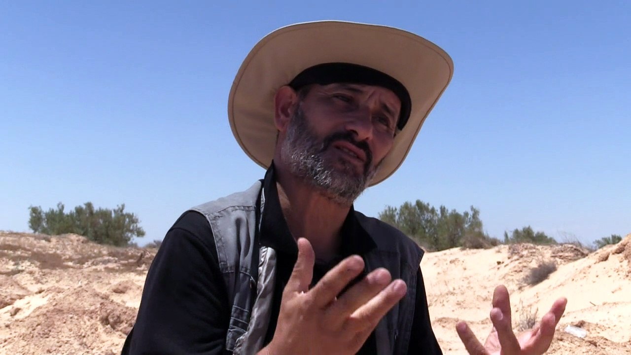 Tunesier beerdigt ertrunkene flüchtlinge