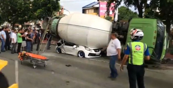 Beton Mikseri Otomobilin Üzerine Devrildi: 1 Ölü, 3 Yaralı