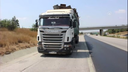 Kamyondaki Demir Hurdalar Yola Savruldu