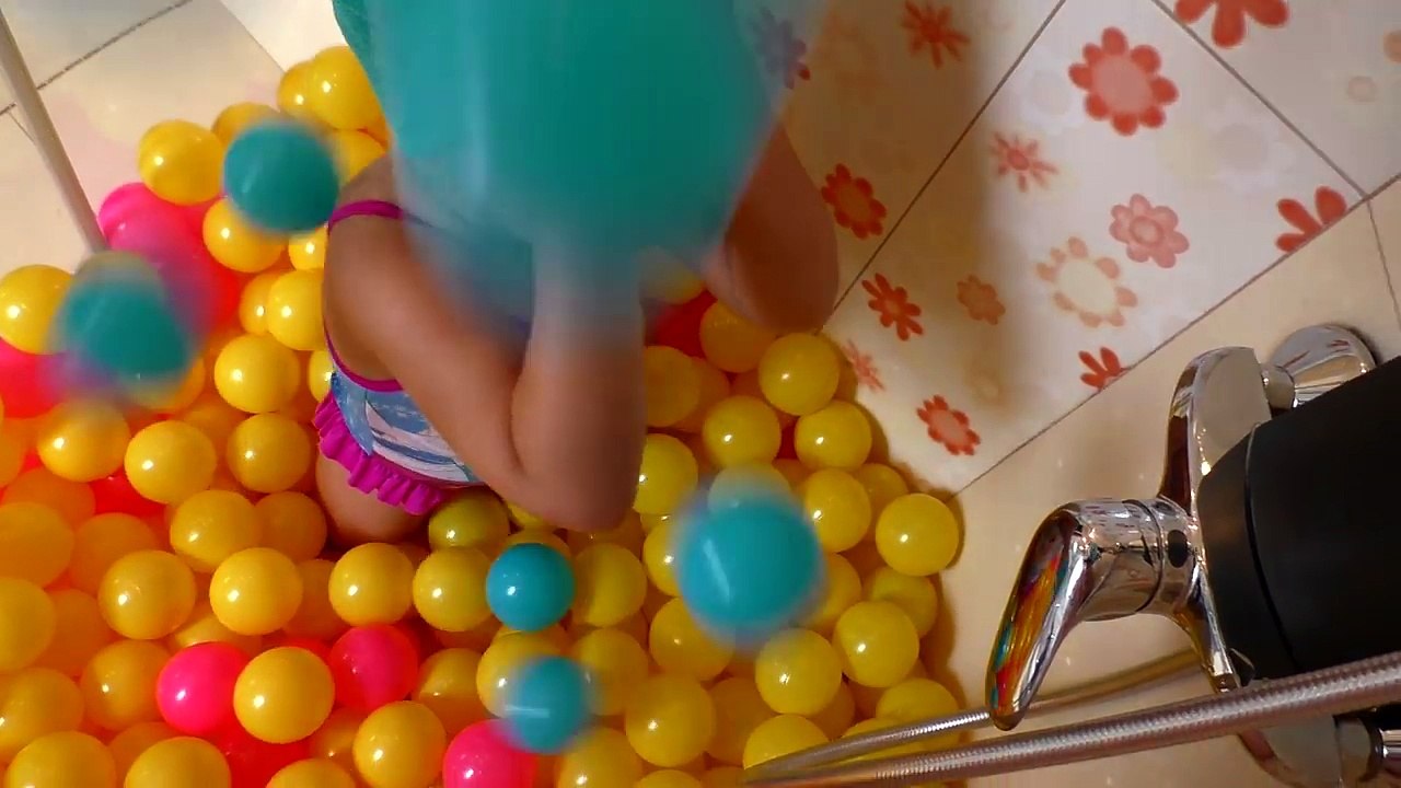 Funny Baby Prank, Bad baby learn colors with Balls in the shower, Finger family nursery rhyme song
