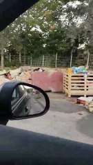 Il filme un rue de Marseille qui est devenue une décharge à ciel ouvert