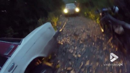 Sortir une voiture du fossé en Russie... FAIL Elle y retourne de l'autre côté !