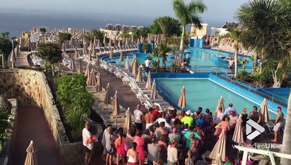 Courses de touristes pour avoir le meilleur transat de la piscine... Délirant !