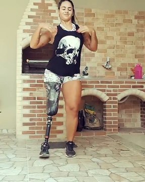 Elle danse mieux que vous avec une jambe en moins !! Danser avec une prothèse !