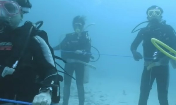 Komunitas Selam dan TNI AL Kibarkan Bendera di Bawah Laut