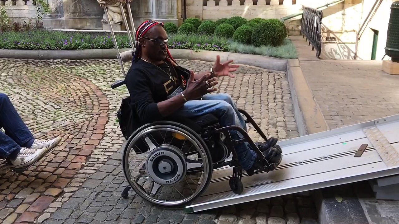 La rampe de l'hôtel de Ville de Bruxelles trop pentue pour les fauteuils roulants