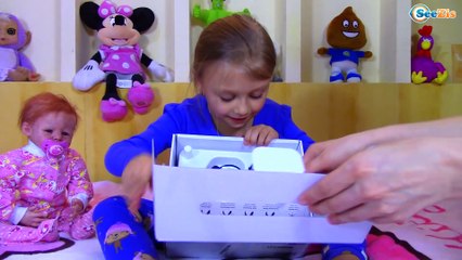 Девочка - Кошка Ярослава превратилась в кошечку и проводит вечер с маленькой Куклой Видео для Детей