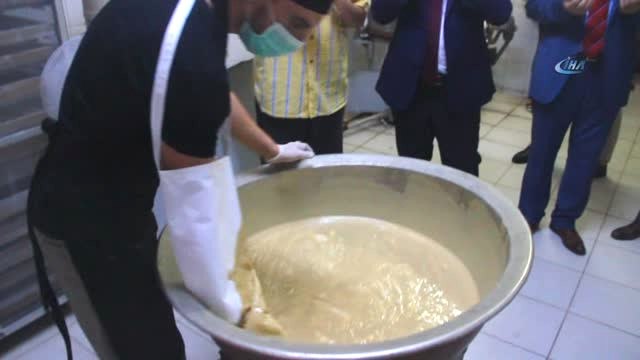 Balıkesir Valisi Ersin Yazıcı, Tarihi Helvacıda Helva Yaptı