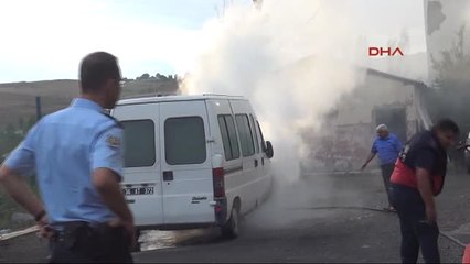 Kars'ta Park Halindeki Minibüs Yandı