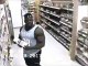 Un body-builder se rend compte qu'il est filmé dans un supermarché, admirez sa réaction