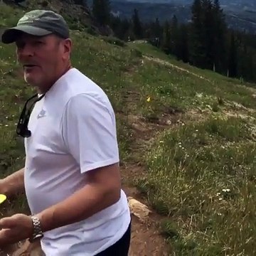 Raillé par son fils,un père enfonce une folle lancer de golf frisbee