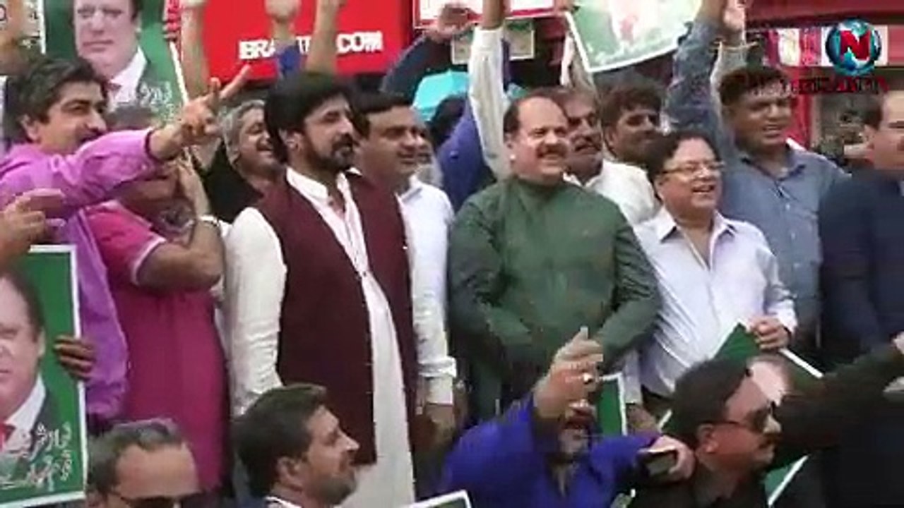 Babar Mehmood Protesting against Supreme Court Verdict and Showing Support for Nawaz Sharif