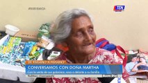 Doña Martha saca adelante a su familia vendiendo golosinas