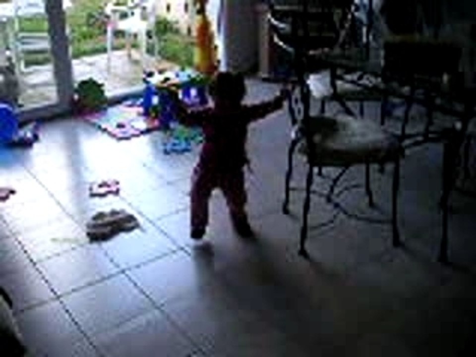 10-29 Léane marche!