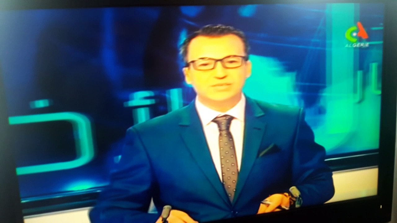 CANAL ALGERIE - UNE MOUCHE SE POSE SUR LE VISAGE DU PRESENTATEUR