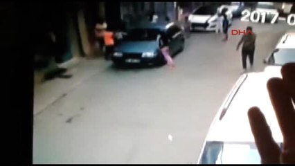 Sokak Ortasındaki Bıçaklı Saldırı Güvenlik Kamerasında