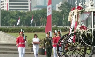 Kirab Membawa Bendera Merah Putih dan Naskah Asli Proklamasi