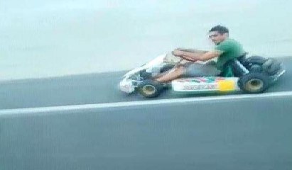 arayolunda go-kart çılgınlığı... Saatte 100 km hızla giderken görüntülendi