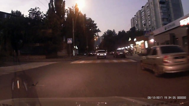 Cette maman russe laisse sa poussette et son bébé partir et chuter au milieu de la route. FAIL