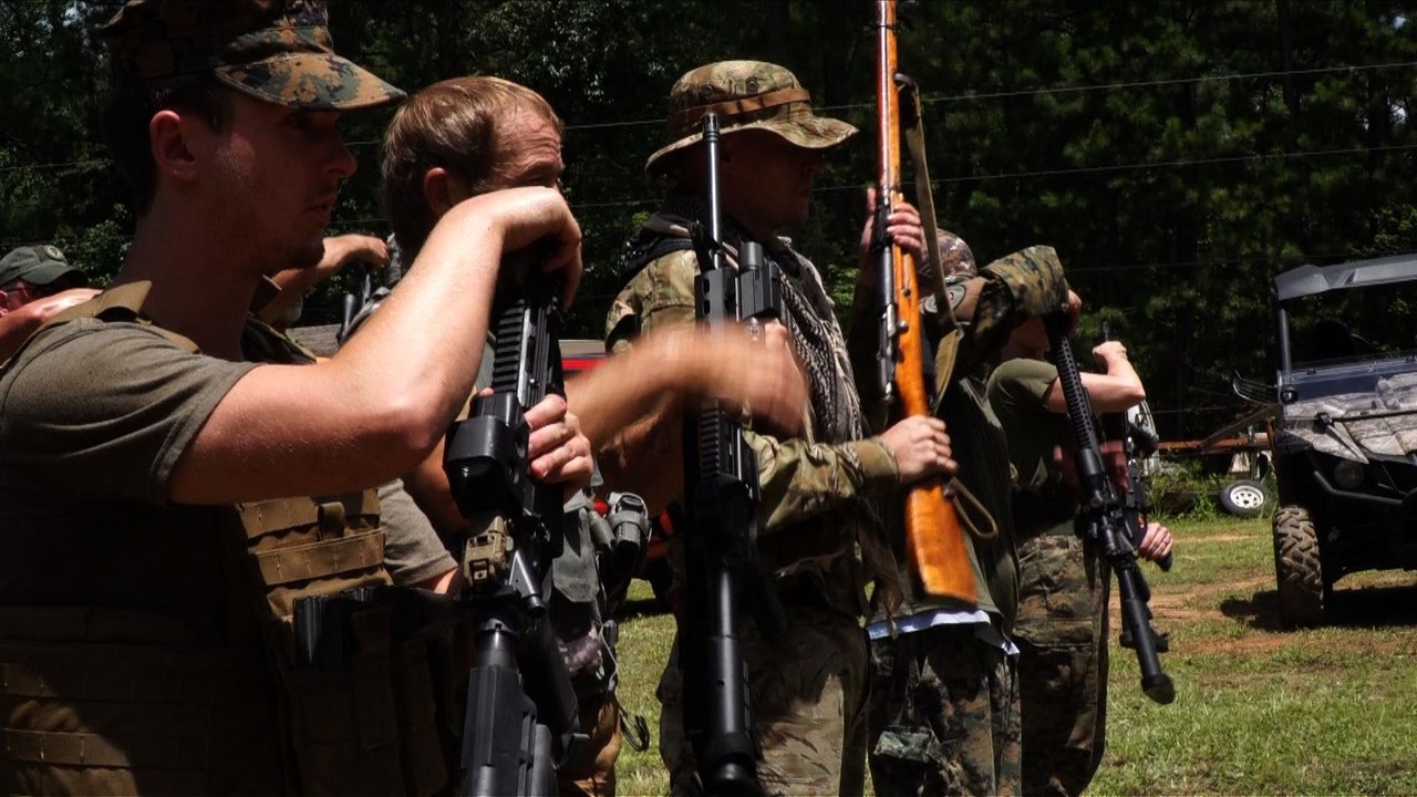 Dans le sud américain, une milice s'entraîne à prendre les armes