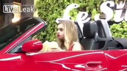 Boulimique cette grande russe mange comme un ogre dans sa voiture !