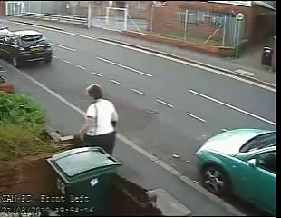 Žena je snimljena kako baca nešto u kontejner. Kada se saznalo šta, ljudi su bili ZGROŽENI!