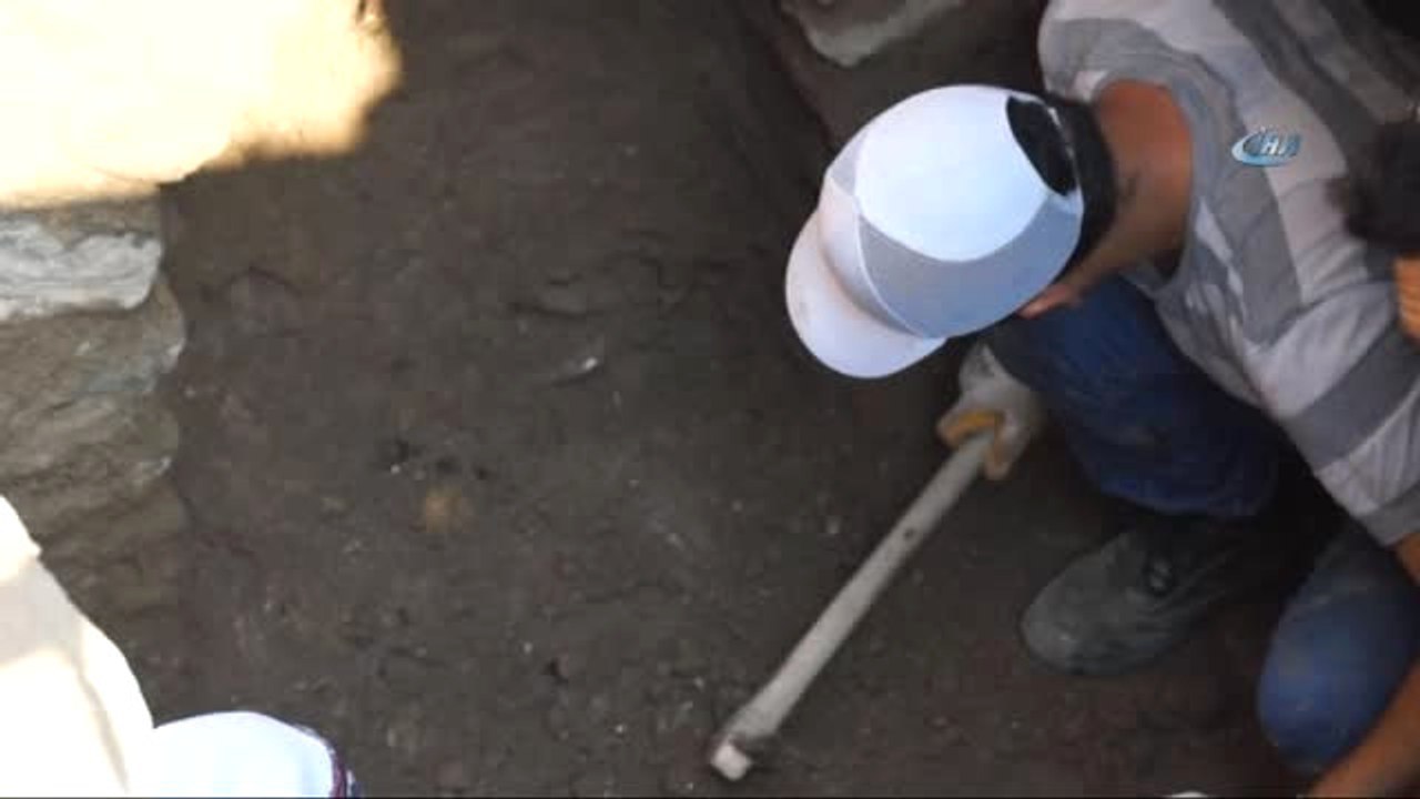 İsale Hattı Kazısında Ortaya Çıkan Oda Mezarda Çalışmalar Devam Ediyor