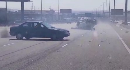 Des automobilistes bloquent un chauffard sur une autoroute