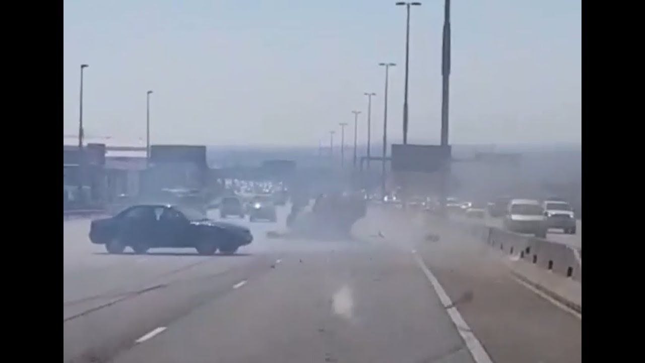 Des automobilistes bloquent un chauffard sur une autoroute