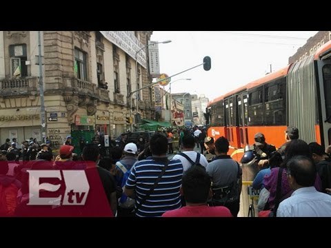 Metrobus linea 3 choca con camioneta / Vianey Esquinca