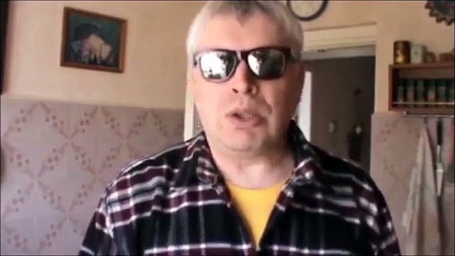 Видео Геннадий Горин в очках танцует на кухне