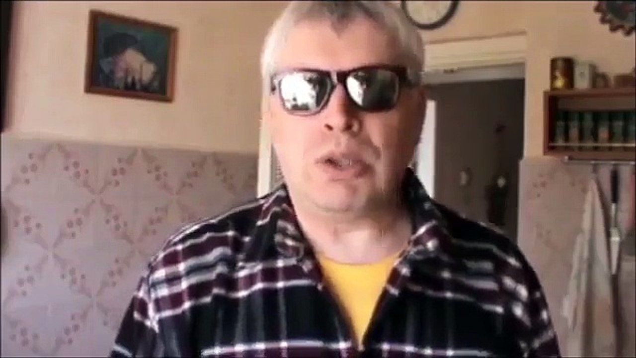 Видео Геннадий Горин в очках танцует на кухне